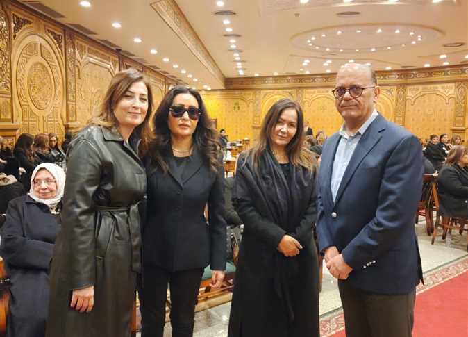 أنغام وكارول سماحة ونبيلة عبيد الأبرز... نجوم الفن يساندون لطيفة في عزاء والدتها بالقاهرة (صور)